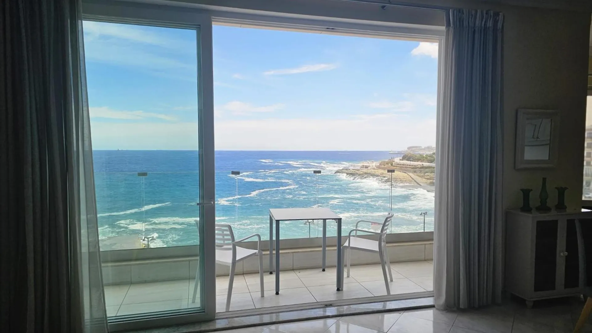 Front Sea View 3 Bedroom 2 Bathrooms At Sliema Beach Promenade S7 0*,